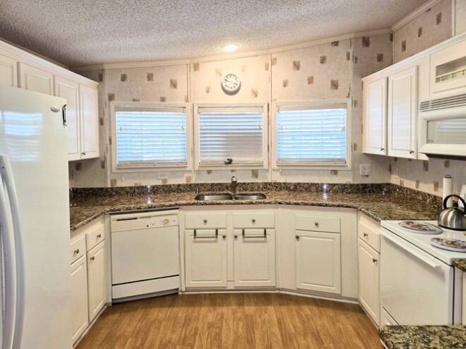 279 Lake Dr, Nokomis, Florida 34275, 2 Bedrooms Bedrooms, ,2 BathroomsBathrooms,Mobile/manufactured,For Sale,Lake Dr,11497319