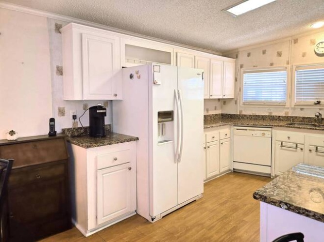 279 Lake Dr, Nokomis, Florida 34275, 2 Bedrooms Bedrooms, ,2 BathroomsBathrooms,Mobile/manufactured,For Sale,Lake Dr,11497319