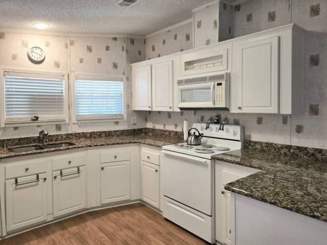 279 Lake Dr, Nokomis, Florida 34275, 2 Bedrooms Bedrooms, ,2 BathroomsBathrooms,Mobile/manufactured,For Sale,Lake Dr,11497319