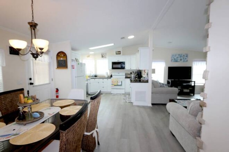 5549 Tewkesbury Pl, Sarasota, Florida 34241, 2 Bedrooms Bedrooms, ,2 BathroomsBathrooms,Mobile/manufactured,For Sale,Tewkesbury Pl,11498038