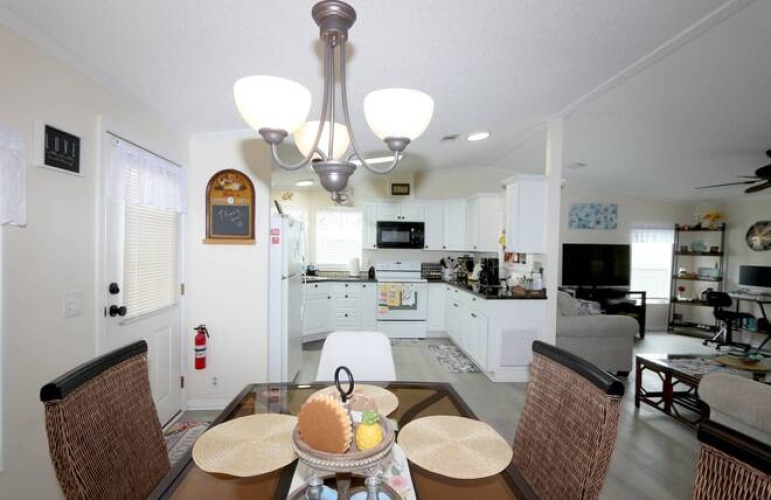 5549 Tewkesbury Pl, Sarasota, Florida 34241, 2 Bedrooms Bedrooms, ,2 BathroomsBathrooms,Mobile/manufactured,For Sale,Tewkesbury Pl,11498038