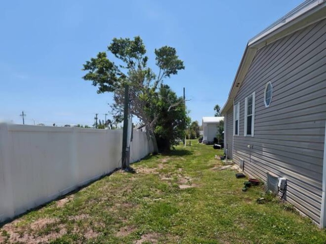 283 Lake Dr, Nokmis, Florida 34275, 3 Bedrooms Bedrooms, ,2 BathroomsBathrooms,Mobile/manufactured,For Sale,Lake Dr,11504355