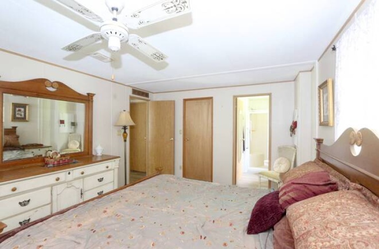 5919 Camelot Dr N, Sarasota, Florida 34233, 2 Bedrooms Bedrooms, ,2 BathroomsBathrooms,Mobile/manufactured,For Sale,Camelot Dr N,11530321