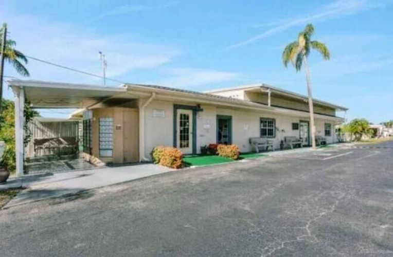 8705 S Tamiami Tr, 1st lot 43, Sarasota, Florida 34238, 1 Bedroom Bedrooms, ,1 BathroomBathrooms,Mobile/manufactured,For Sale,S Tamiami Tr, 1st lot 43,11348134