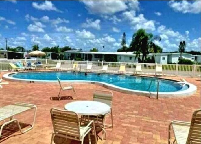 279 Lake Dr, Nokomis, Florida 34275, 2 Bedrooms Bedrooms, ,2 BathroomsBathrooms,Mobile/manufactured,For Sale,Lake Dr,11497319