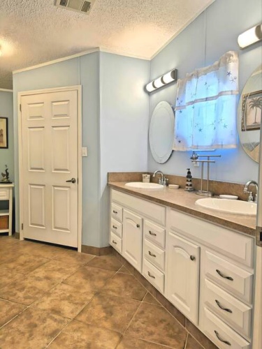 283 Lake Dr, Nokmis, Florida 34275, 3 Bedrooms Bedrooms, ,2 BathroomsBathrooms,Mobile/manufactured,For Sale,Lake Dr,11504355