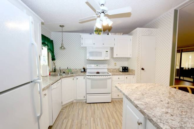 5283 Camelot Dr E, Sarasota, Florida 34233, 2 Bedrooms Bedrooms, ,2 BathroomsBathrooms,Mobile/manufactured,For Sale,Camelot Dr E,11611761