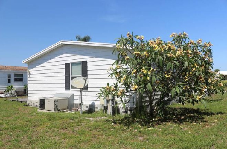5688 Halifax Dr, Sarasota, Florida 34233, 2 Bedrooms Bedrooms, ,2 BathroomsBathrooms,Mobile/manufactured,For Sale,Halifax Dr,11506937