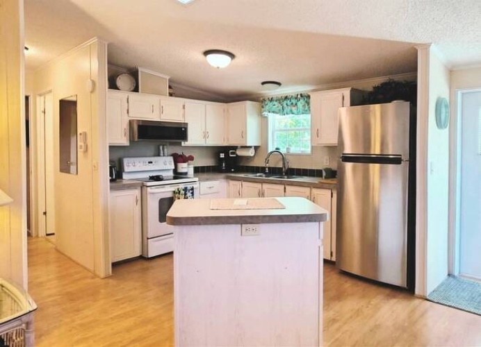 240 Allamanda Circle, Venice, Florida 34285, 2 Bedrooms Bedrooms, ,2 BathroomsBathrooms,Mobile/manufactured,For Sale,Allamanda Circle,11677850