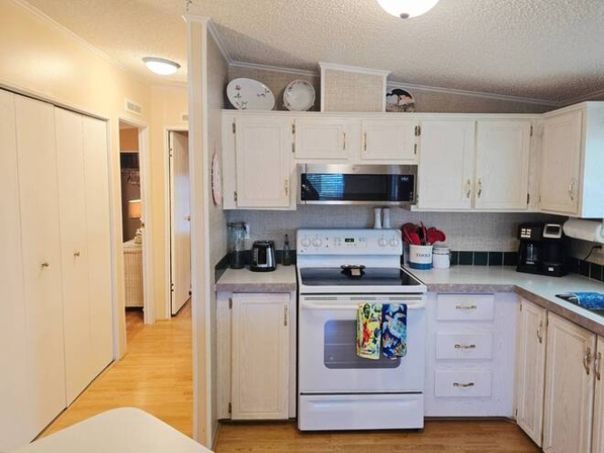 240 Allamanda Circle, Venice, Florida 34285, 2 Bedrooms Bedrooms, ,2 BathroomsBathrooms,Mobile/manufactured,For Sale,Allamanda Circle,11677850