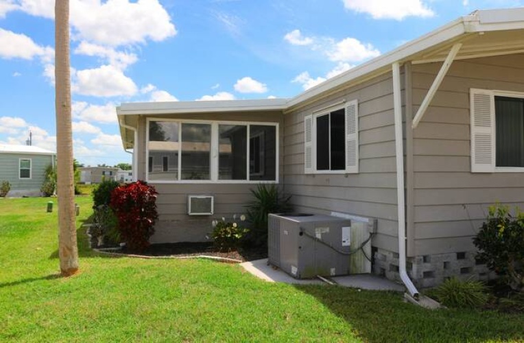 5471 Whitehaven Ln, Sarasota, Florida 34233, 2 Bedrooms Bedrooms, ,2 BathroomsBathrooms,Mobile/manufactured,For Sale,Whitehaven Ln,11775410