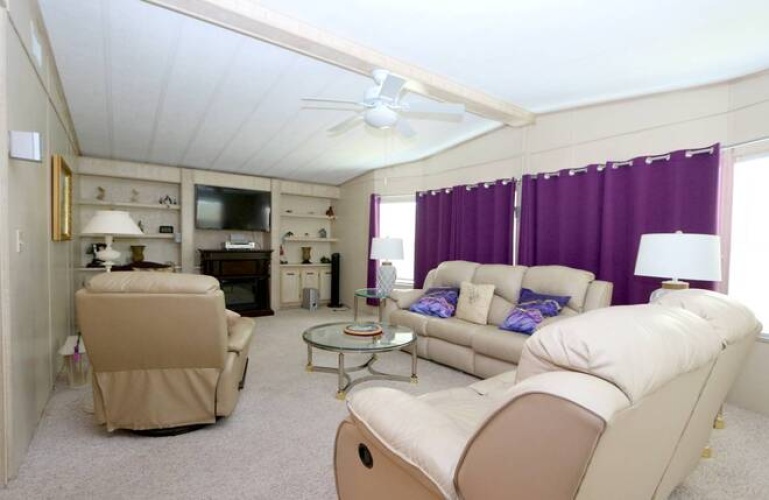 5471 Whitehaven Ln, Sarasota, Florida 34233, 2 Bedrooms Bedrooms, ,2 BathroomsBathrooms,Mobile/manufactured,For Sale,Whitehaven Ln,11775410