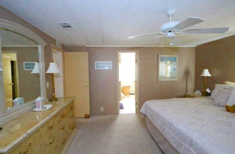 5471 Whitehaven Ln, Sarasota, Florida 34233, 2 Bedrooms Bedrooms, ,2 BathroomsBathrooms,Mobile/manufactured,For Sale,Whitehaven Ln,11775410