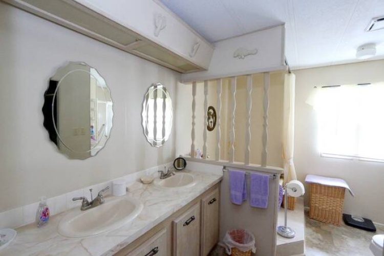 5471 Whitehaven Ln, Sarasota, Florida 34233, 2 Bedrooms Bedrooms, ,2 BathroomsBathrooms,Mobile/manufactured,For Sale,Whitehaven Ln,11775410
