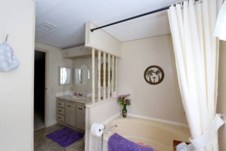 5471 Whitehaven Ln, Sarasota, Florida 34233, 2 Bedrooms Bedrooms, ,2 BathroomsBathrooms,Mobile/manufactured,For Sale,Whitehaven Ln,11775410