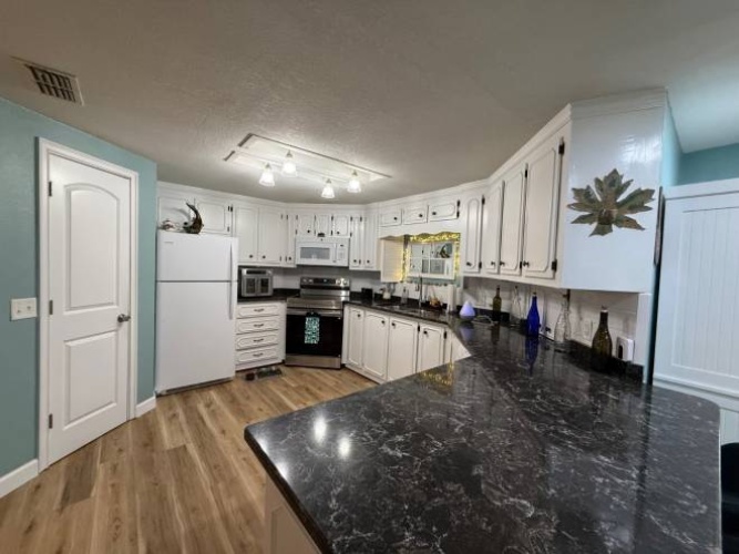 5824 Camelot Drive South, Sarasota, Florida 34233, 2 Bedrooms Bedrooms, ,2 BathroomsBathrooms,Mobile/manufactured,For Sale,Camelot Drive South,11803970