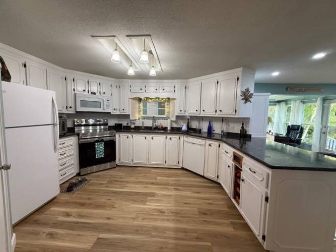 5824 Camelot Drive South, Sarasota, Florida 34233, 2 Bedrooms Bedrooms, ,2 BathroomsBathrooms,Mobile/manufactured,For Sale,Camelot Drive South,11803970