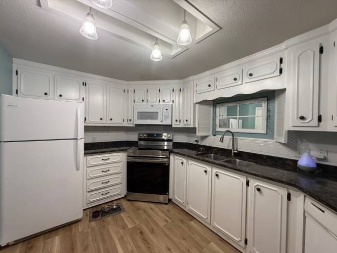 5824 Camelot Drive South, Sarasota, Florida 34233, 2 Bedrooms Bedrooms, ,2 BathroomsBathrooms,Mobile/manufactured,For Sale,Camelot Drive South,11803970