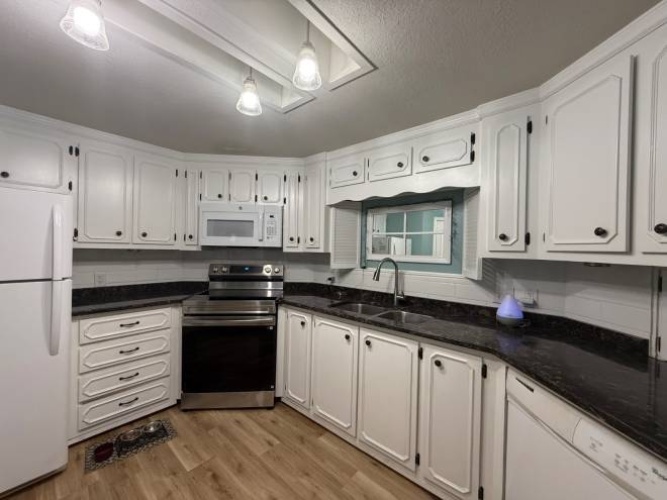 5824 Camelot Drive South, Sarasota, Florida 34233, 2 Bedrooms Bedrooms, ,2 BathroomsBathrooms,Mobile/manufactured,For Sale,Camelot Drive South,11803970