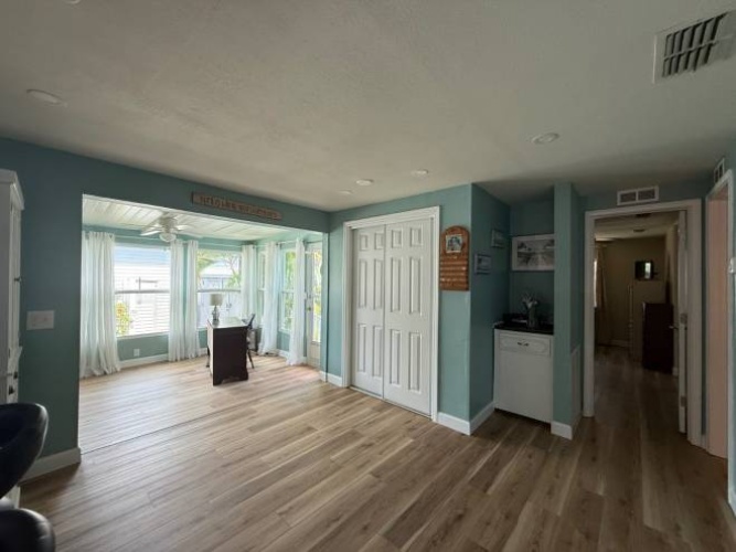 5824 Camelot Drive South, Sarasota, Florida 34233, 2 Bedrooms Bedrooms, ,2 BathroomsBathrooms,Mobile/manufactured,For Sale,Camelot Drive South,11803970