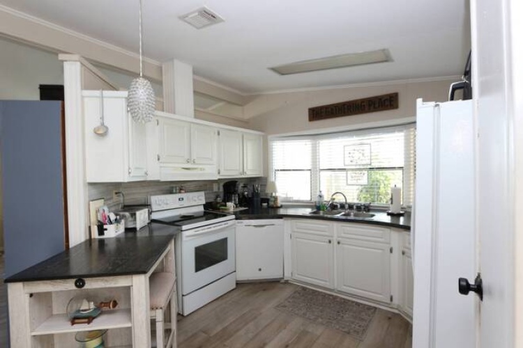 5226 Camelot Dr E, Sarasota, Florida 34233, 2 Bedrooms Bedrooms, ,2 BathroomsBathrooms,Mobile/manufactured,For Sale,Camelot Dr E,11623678