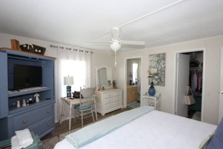 5226 Camelot Dr E, Sarasota, Florida 34233, 2 Bedrooms Bedrooms, ,2 BathroomsBathrooms,Mobile/manufactured,For Sale,Camelot Dr E,11623678